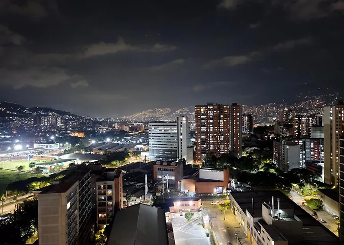 Modern High-Rise 2/2 Apartment With City View.